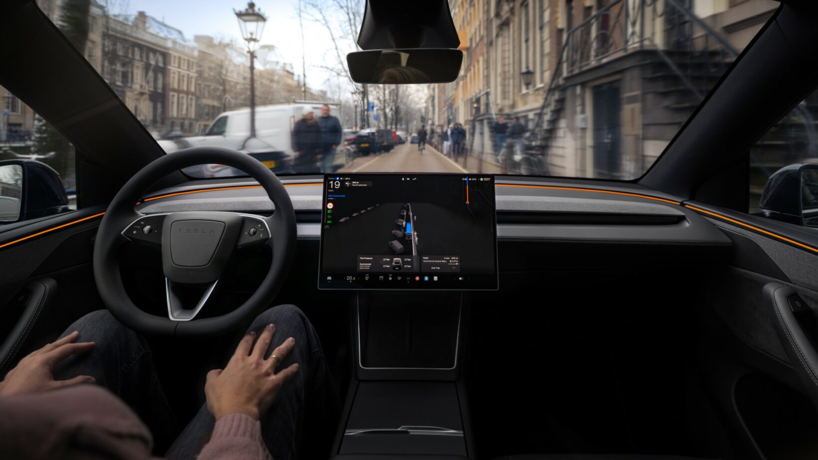 Tesla Model 3 2026 équipée du système d'assistance avancée Full Self Driving supervisé en action sur route européenne