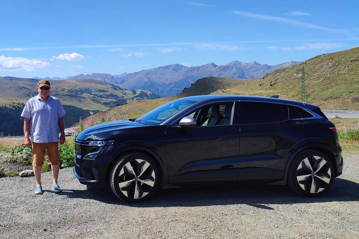 Jean-Luc au col d'Envalira avec sa Renault Megane E-Tech