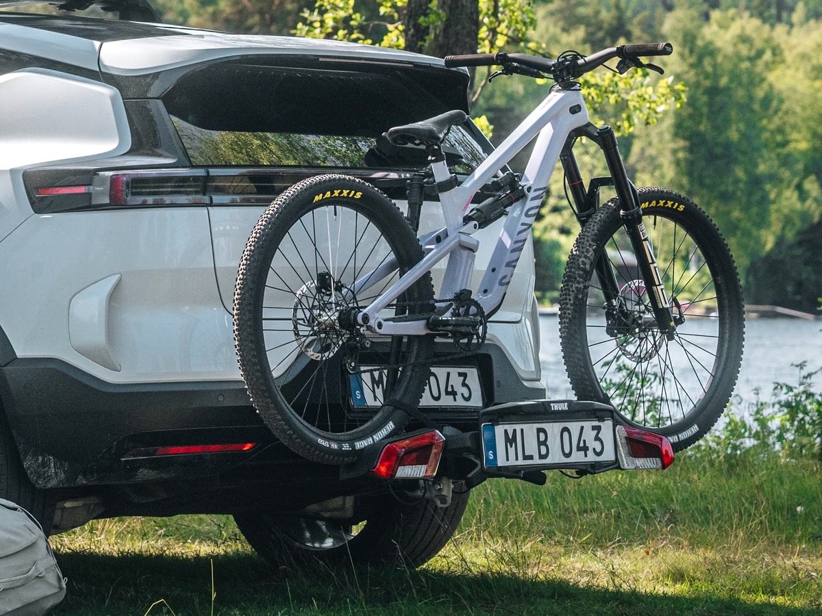 Porte-vélos Thule VeloLite sur une Polestar 4 avec un VTT Canyon monté sur attelage.