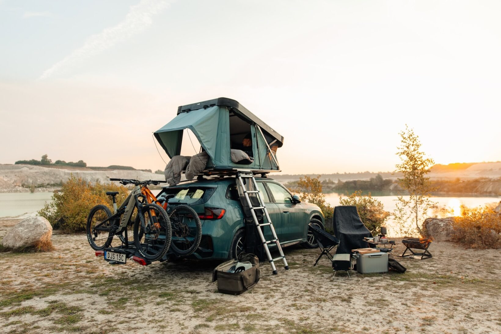 Thule Widesky, tente de toit rigide deux places avec matelas convertible en canapé et portes panoramiques