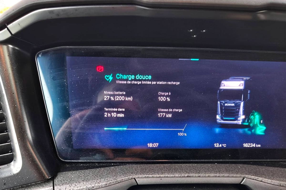 Le camion électrique Scania 40 R en cours de recharge