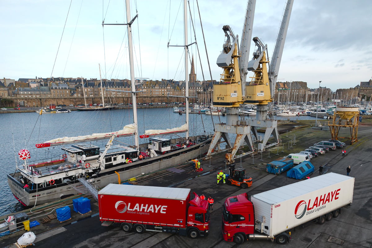 Camions Lahaye Global Logistics décarbonés en solution multimodale avec voilier de Grain de Sail © Easy Ride