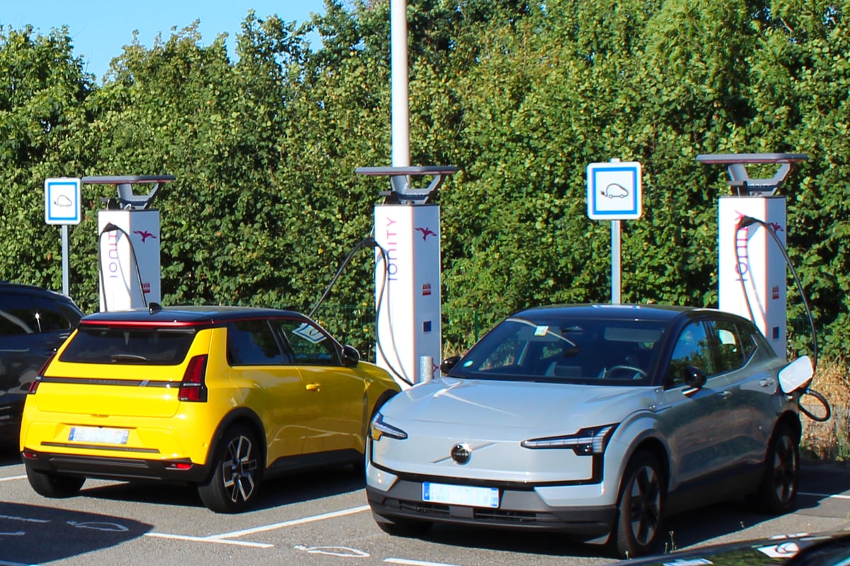 Renault 5 E-Tech et Volvo EX30 en charge