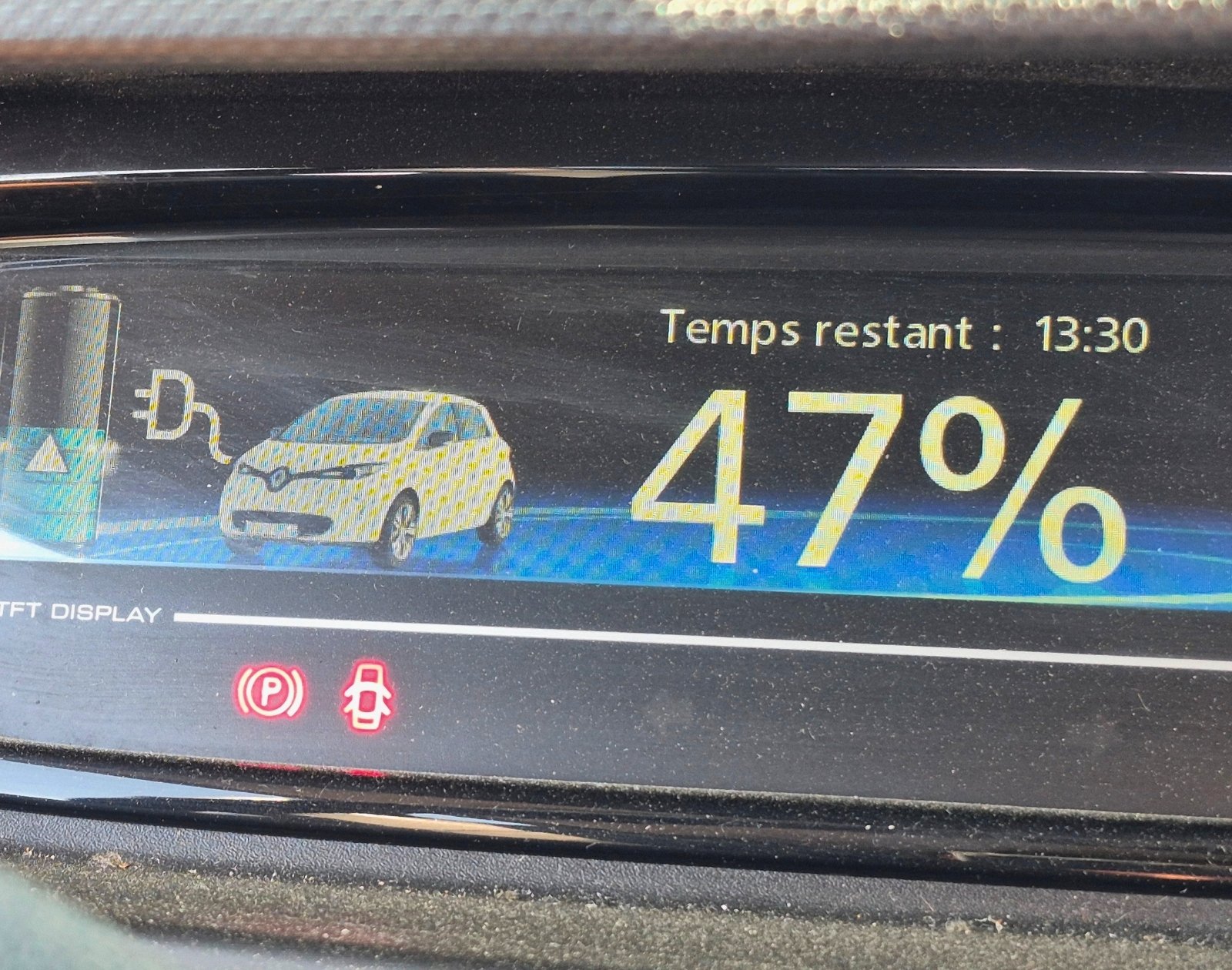 lidl recharge gratuite zoe automobile propre 2 Tableau de bord de la Zoé branchée à un arceau / Image : AP.