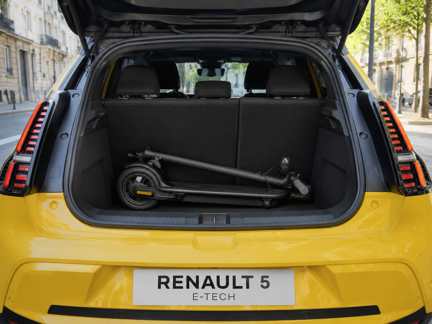 Trottinette électrique pliée dans le coffre d'une Renault 5 E-Tech jaune