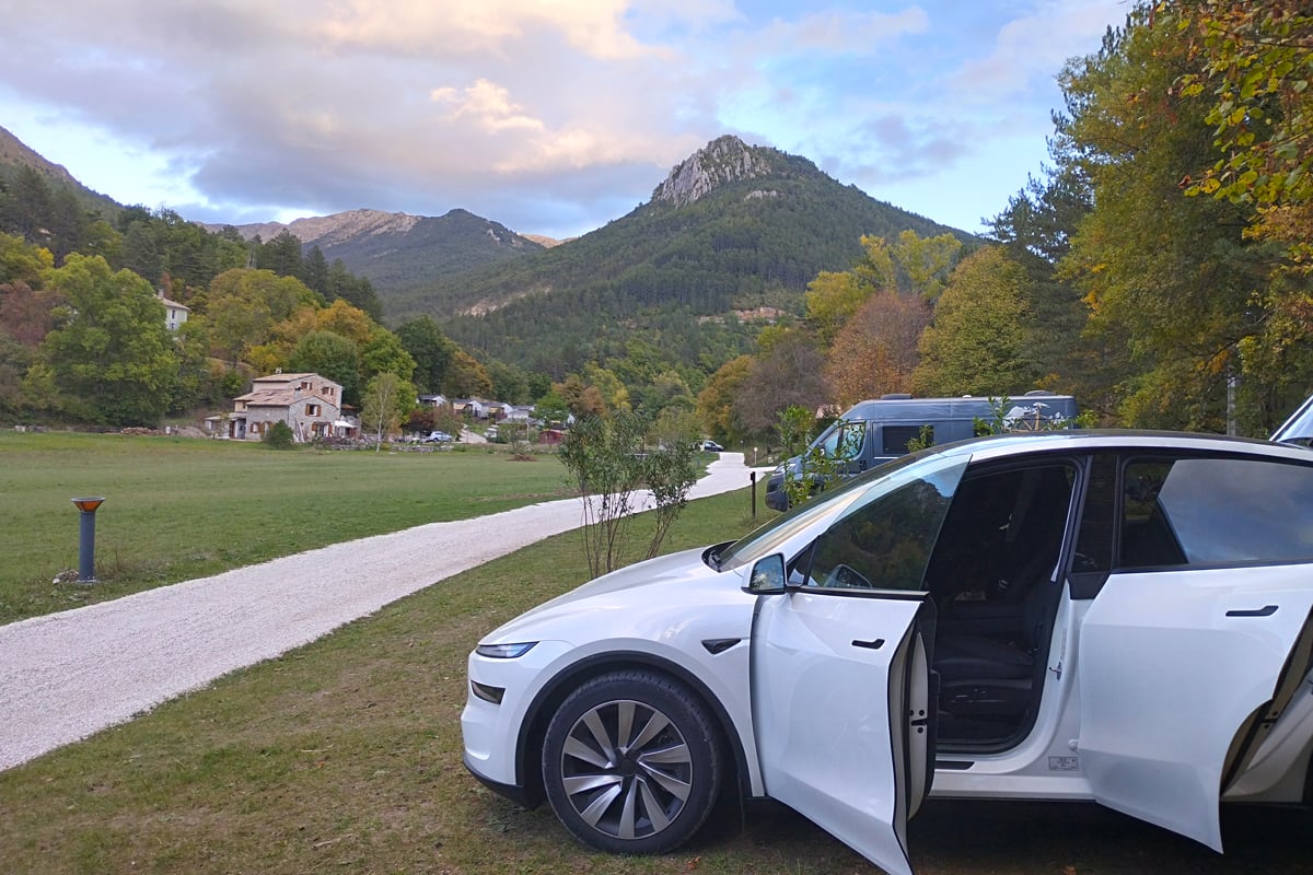 Le Tesla Model Y Juniper Propulsion Premium de Michaël en camping