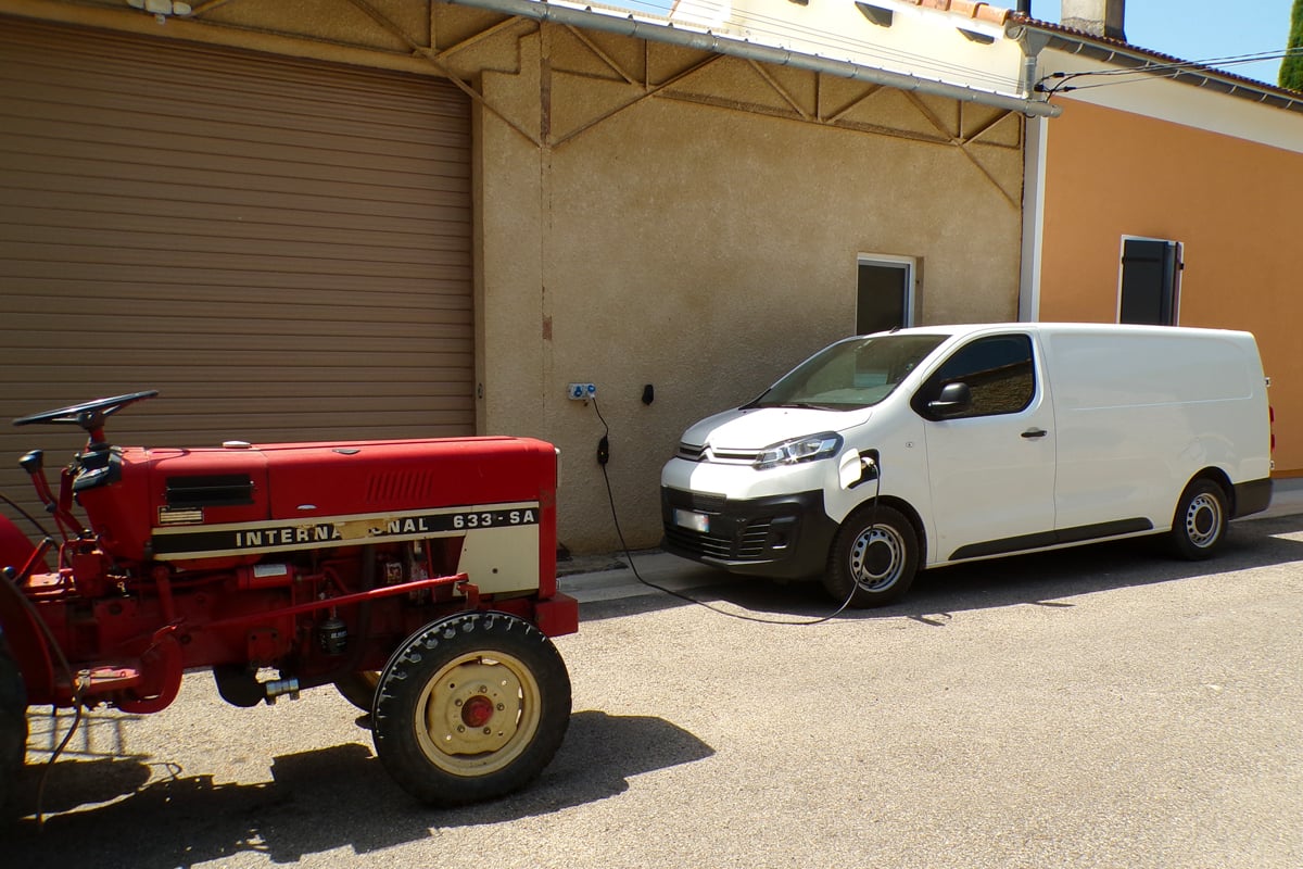 En charge sur prise P17, le Citroën ë-Jumpy de Franck