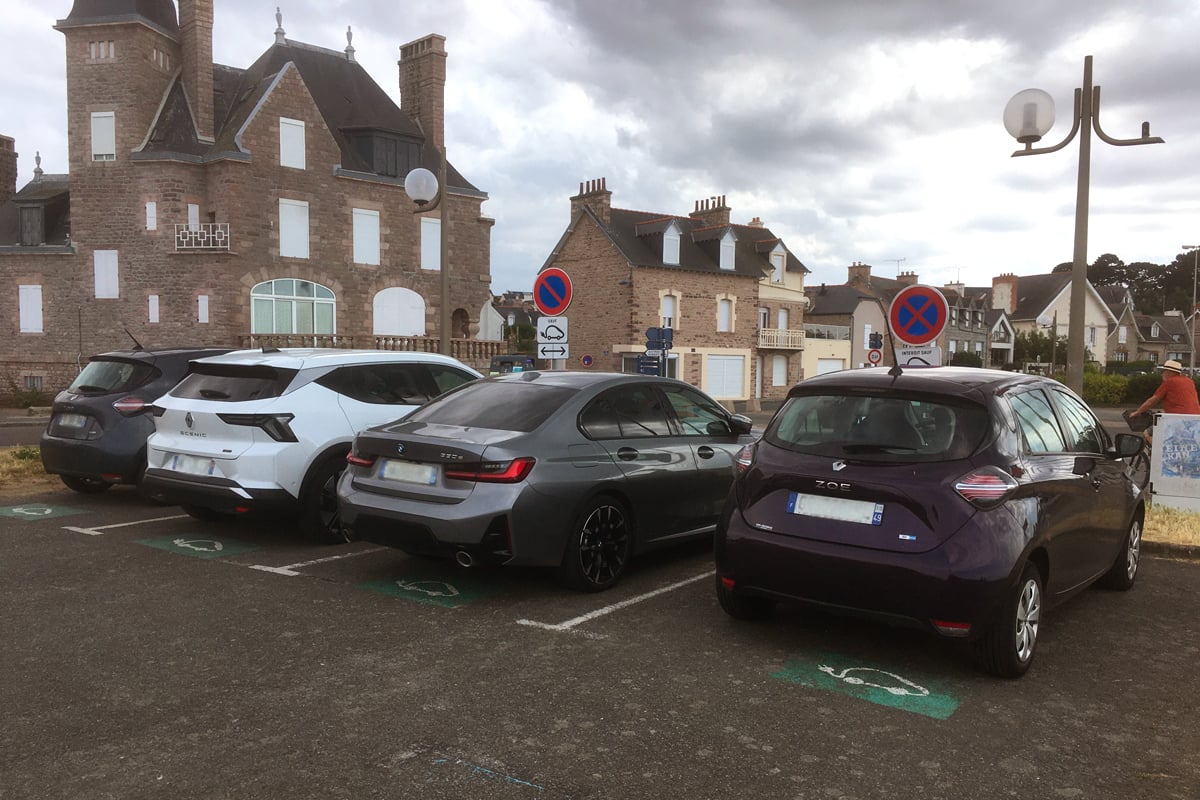 4 voitures électriques en charge