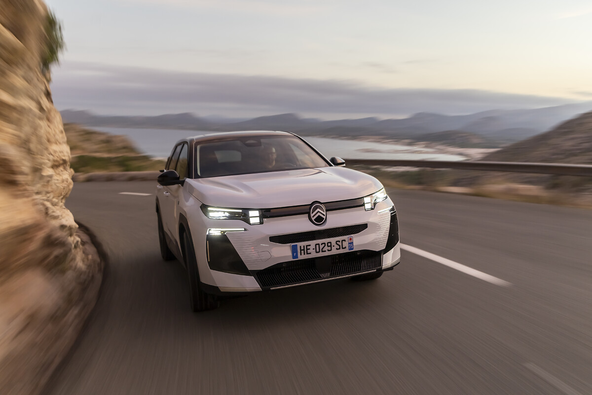 Citroën ë-C5 Aircross électrique 2026 blanc de trois quarts avant sur une route côtière