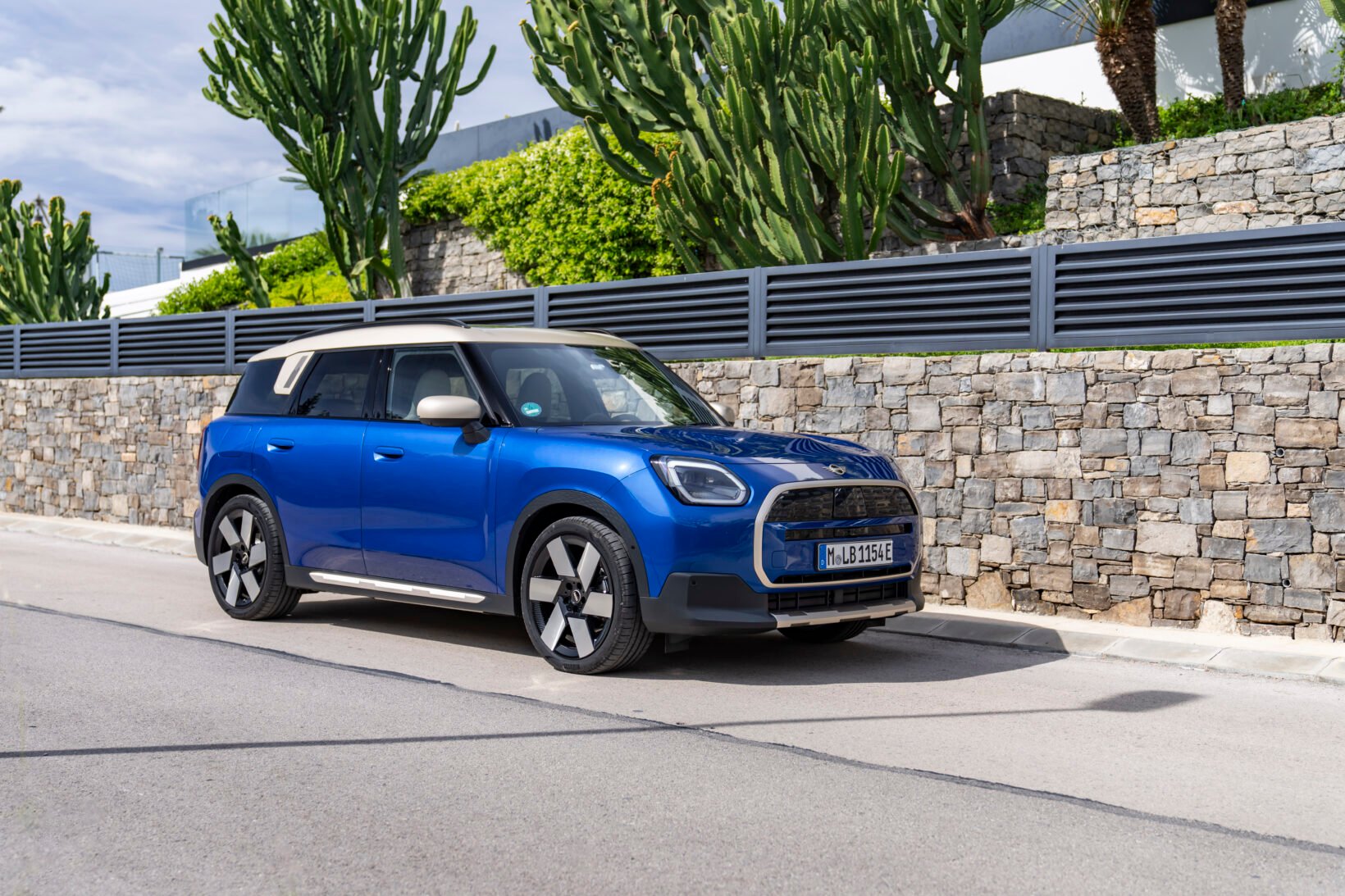 MINI Countryman électrique bleue avec toit crème, vue trois-quarts avant