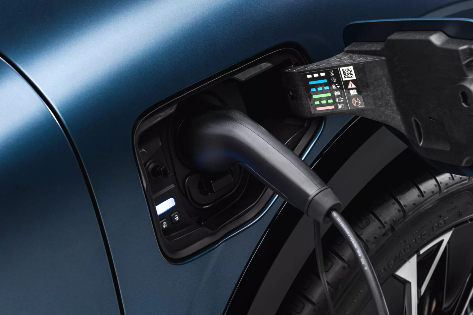 Renault Mégane E-Tech en recharge par le câble sur son port avant gauche