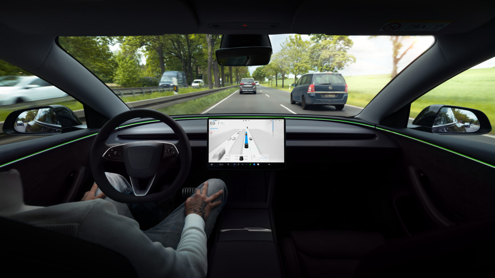 Vue intérieure d'une Tesla Model 3 montrant l'écran de navigation FSD en circulation.