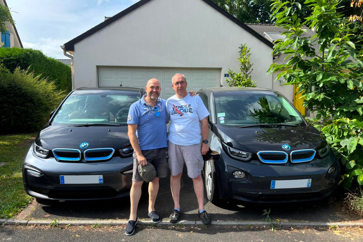 De G. à D. : Marc avec sa BMW i3 2018 33 kWh et son copain Patrick avec son modèle 22 kWh de 2015