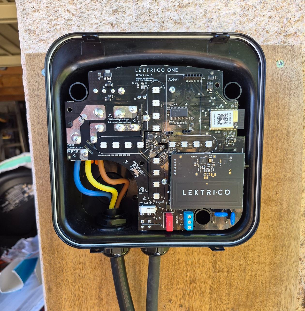 Test borne Lektrico One EM Safe AP (7) La borne fixée et câblée / Image : AP.
