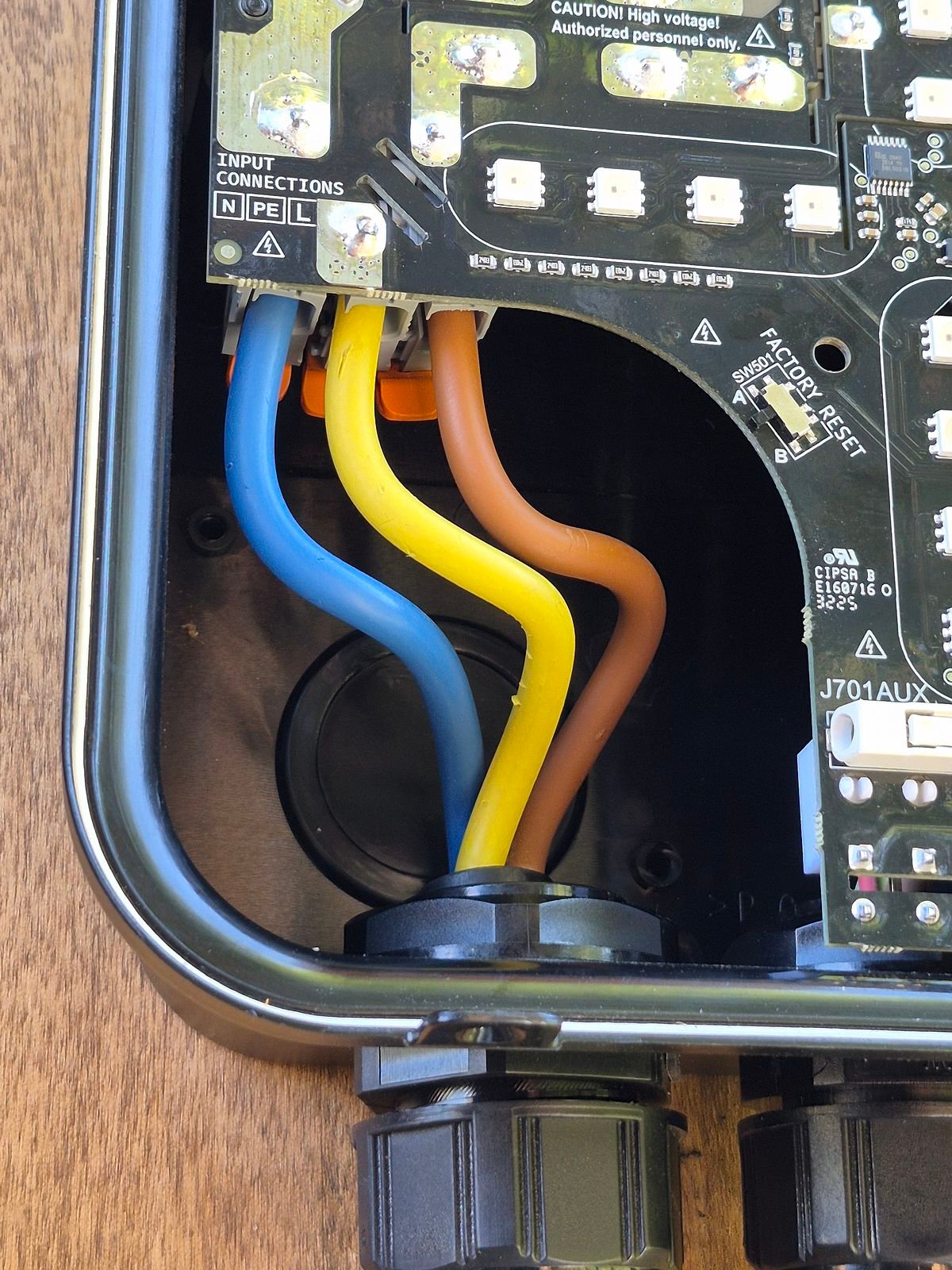 Test borne Lektrico One EM Safe AP (8) La ligne d'alimentation insérée dans le bornier / Image : AP.