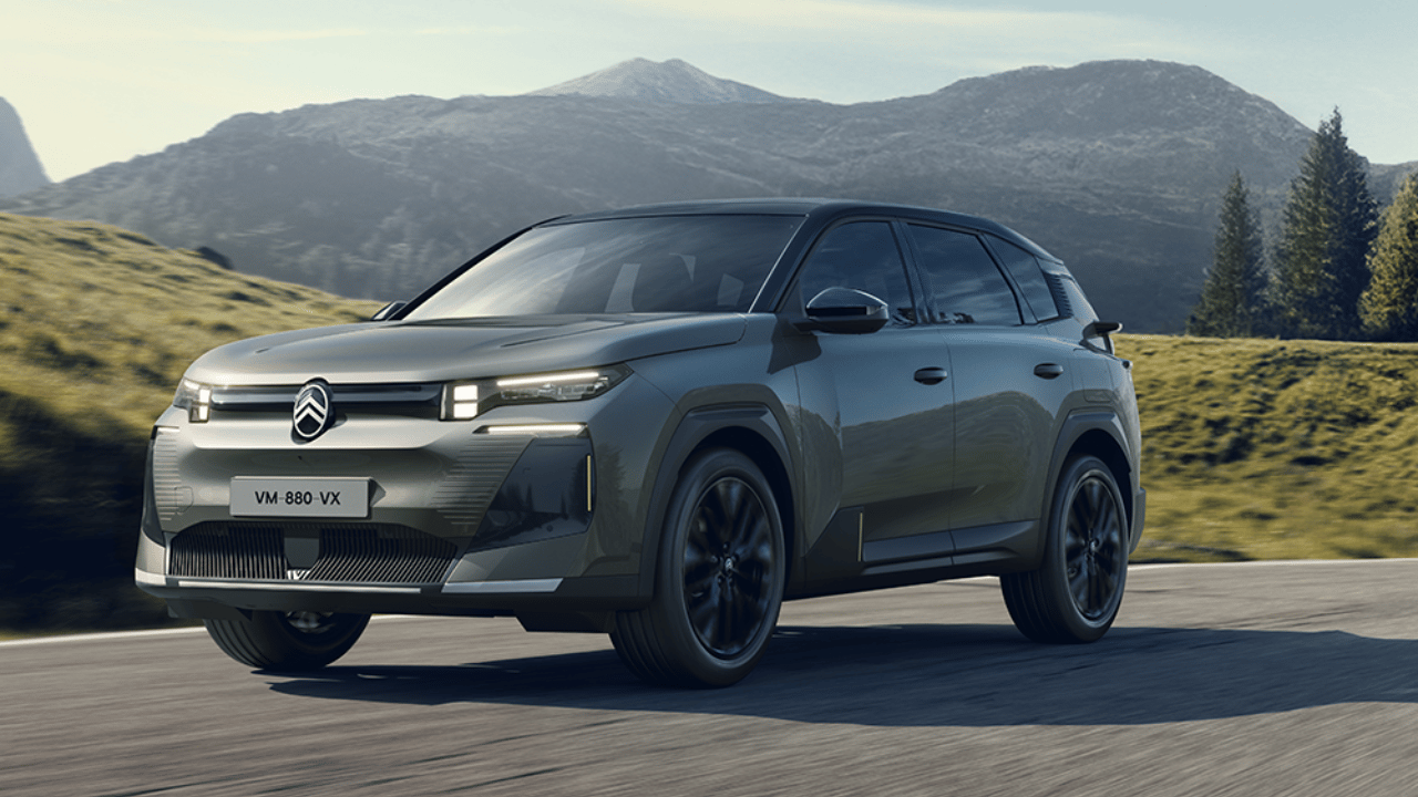 Citroën ë-C5 Aircross SUV électrique roulant sur une route de montagne