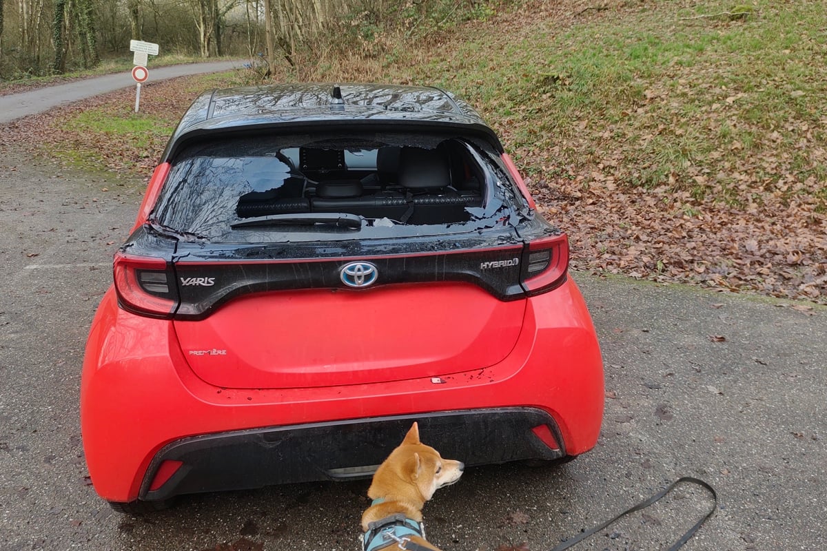 Mauvaise surprise pour Fabrice : la vitre du hayon a été cassée sur sa Toyota Yaris hybride