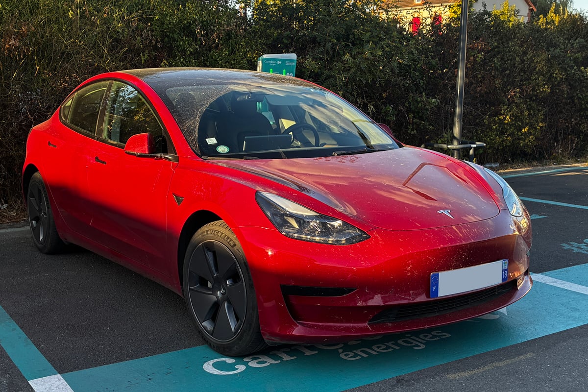 Recharge de la Tesla Model 3 pendant le recueil de témoignage de Bruno