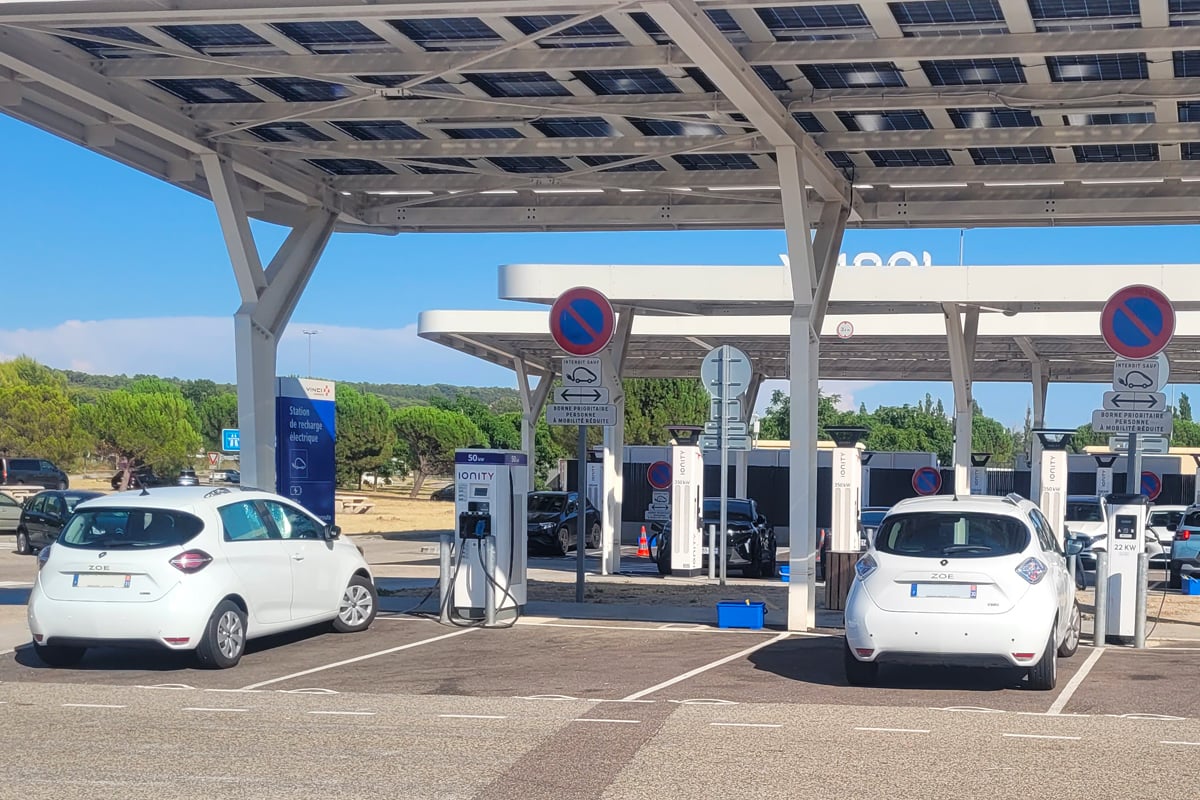 Les deux Renault Zoé de Bertrand en recharge chez Ionity à l'aire de Mornas Village Les deux Renault Zoé de Bertrand en recharge chez Ionity à l'aire de Mornas Village