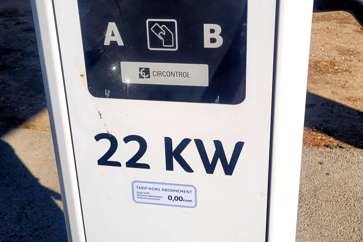 Borne 22 kW AC gratuite chez Ionity à l'aire de Mornas Village Borne 22 kW AC gratuite chez Ionity à l'aire de Mornas Village