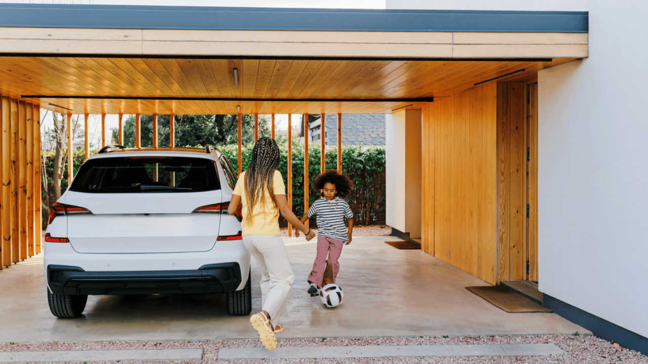 voiture sous carport illustrant le choix d’une assurance auto tous risques en 2026