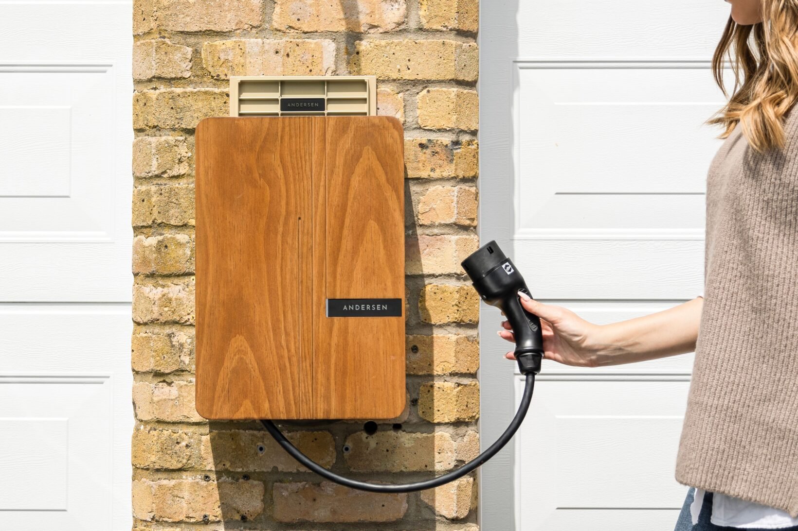 Borne de recharge murale à domicile avec connecteur en main