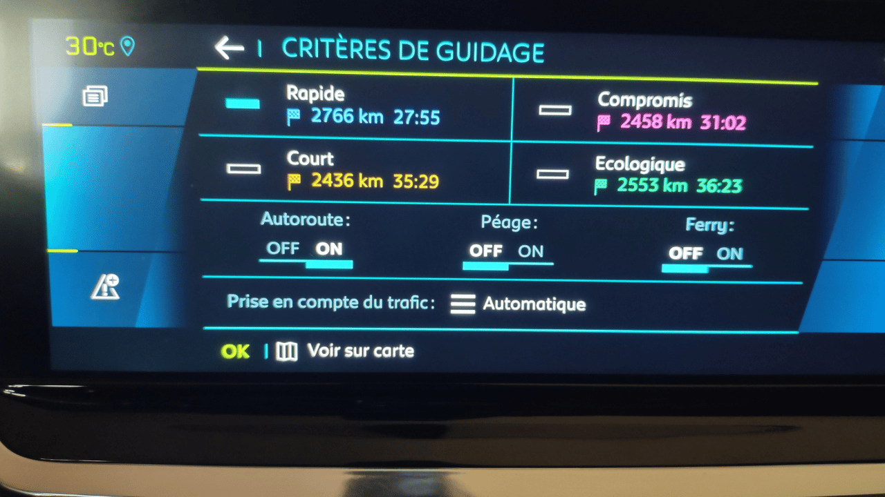 Écran tactile Peugeot e-208 affichant les critères de guidage GPS avec itinéraires de 2436 à 2766 km