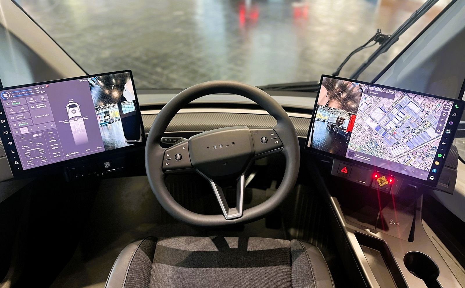 Cockpit volant et écrans du Tesla Semi