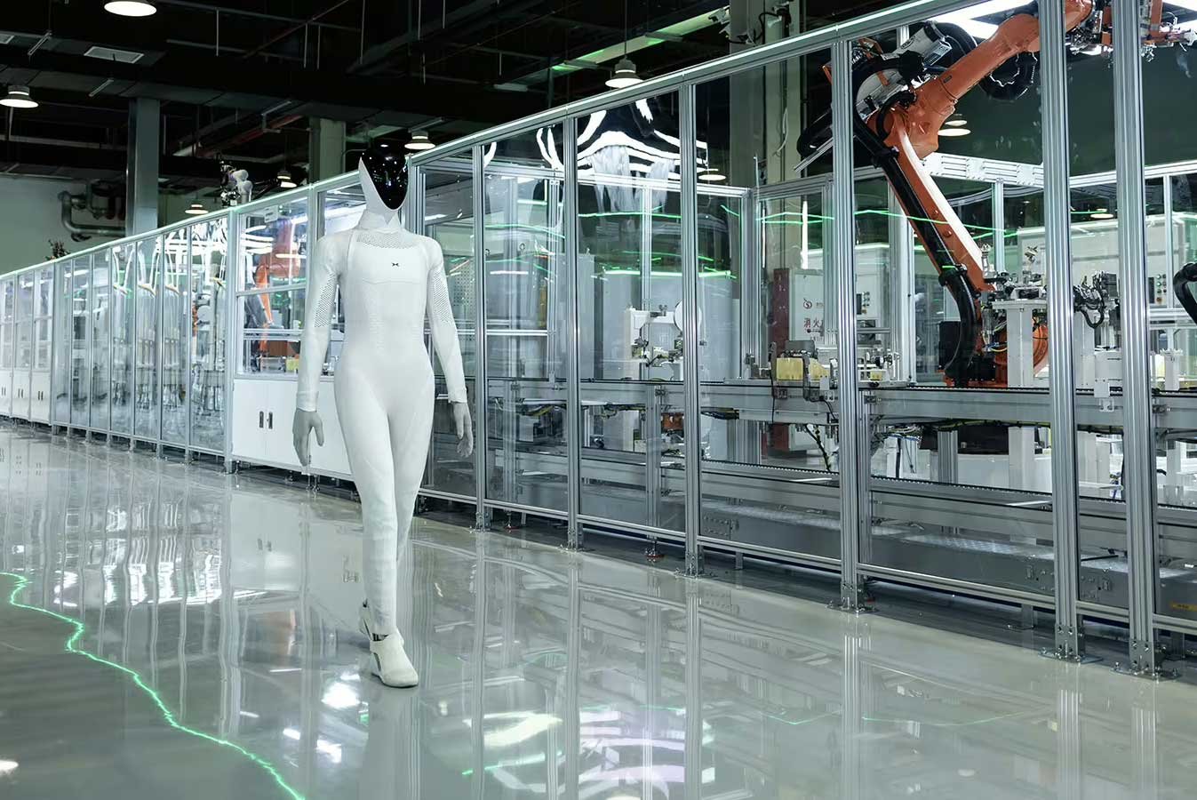 Le robot humanoide Xpeng Iron sur une ligne de production