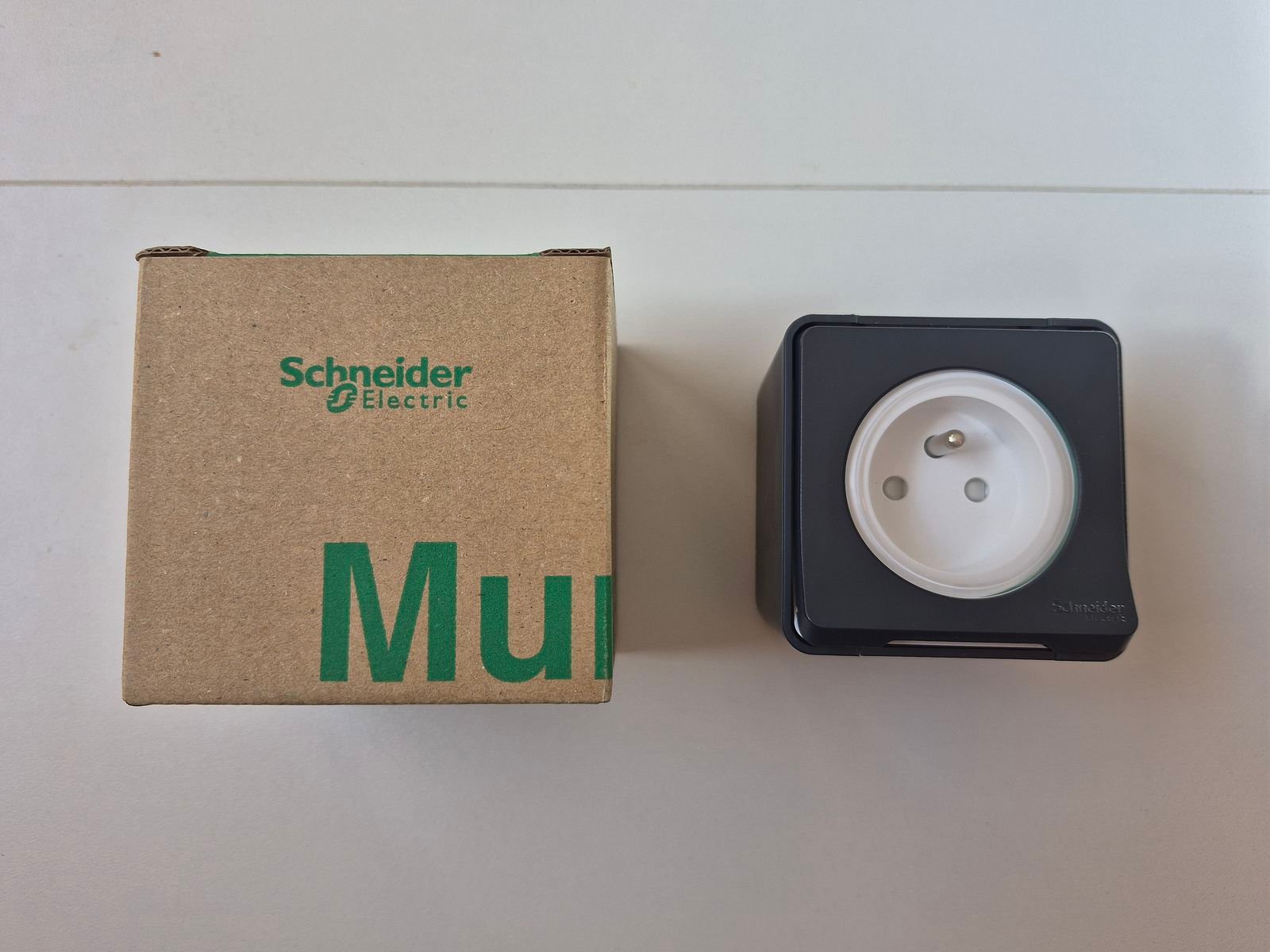 La Schneider Mureva Styl renforcée est livrée dans une boîte avec notice, la version classique en vrac / Image : AP.