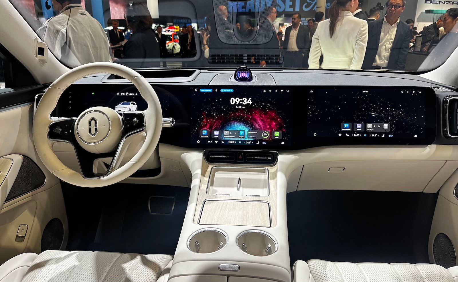 Système HarmonyOS de Huawei à bord d'une voiture AITO au Mondial de Paris.