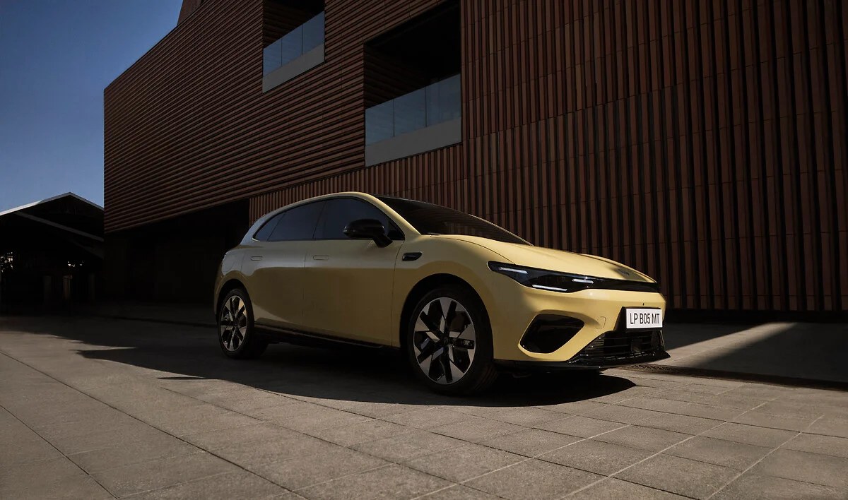 Leapmotor B05 électrique jaune vue de trois quarts avant devant une façade à lames de bois
