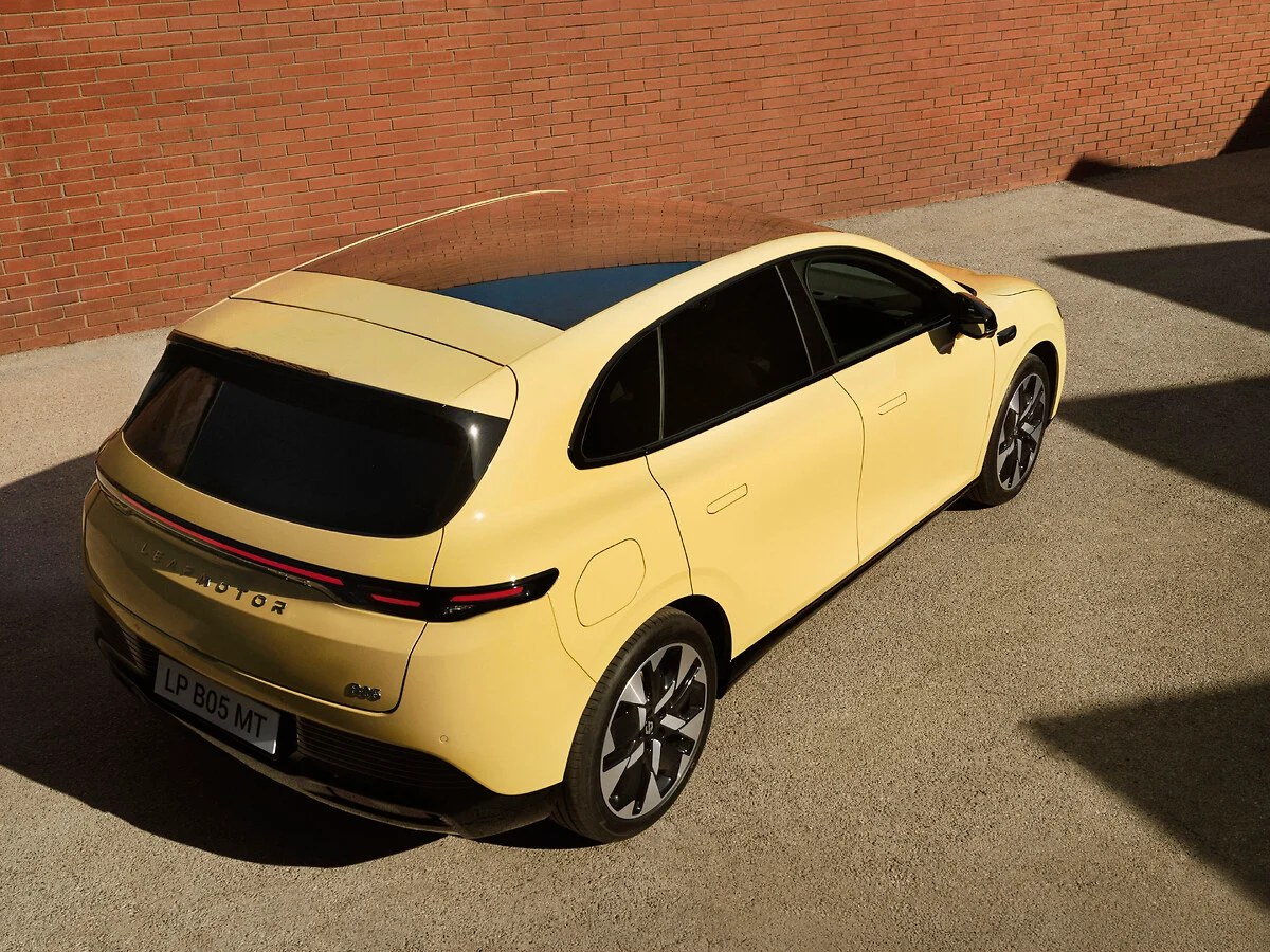 Vue plongeante sur la Leapmotor B05 jaune et son toit panoramique en verre