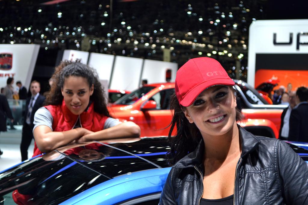 De jolies filles pour promouvoir la Golf GTI à Genève 2012