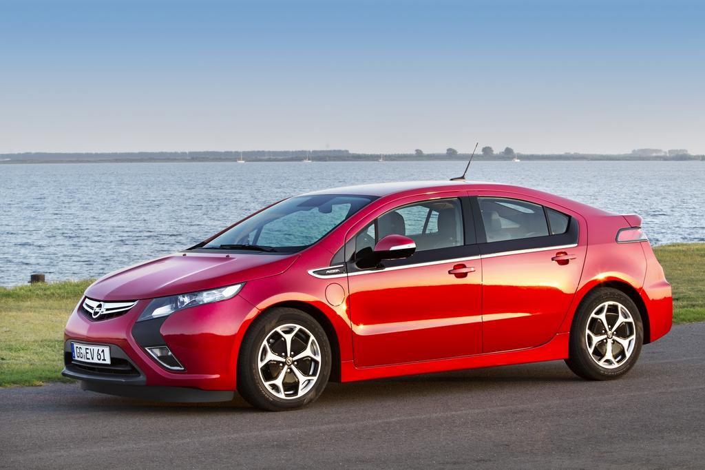 Une Opel Ampera rouge