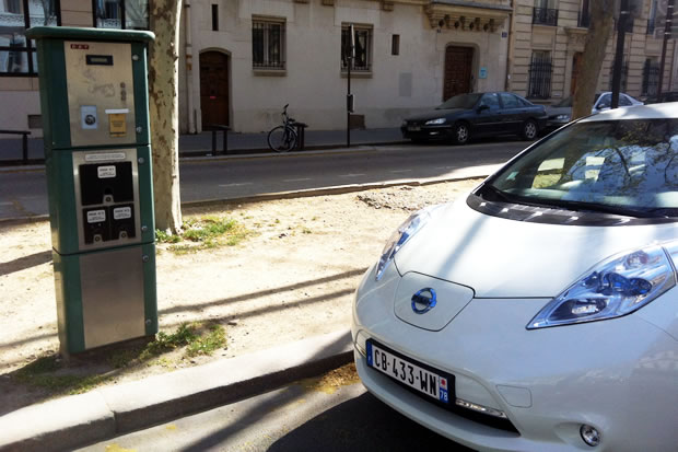 Une borne de recharge de la ville de Paris