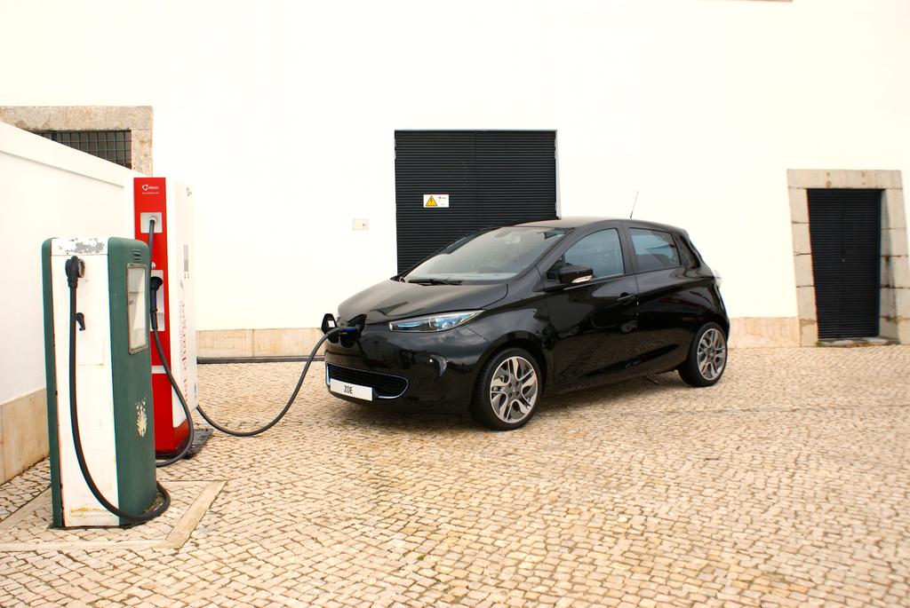 Avec ZOE, la borne de recharge succède à la pompe à essence