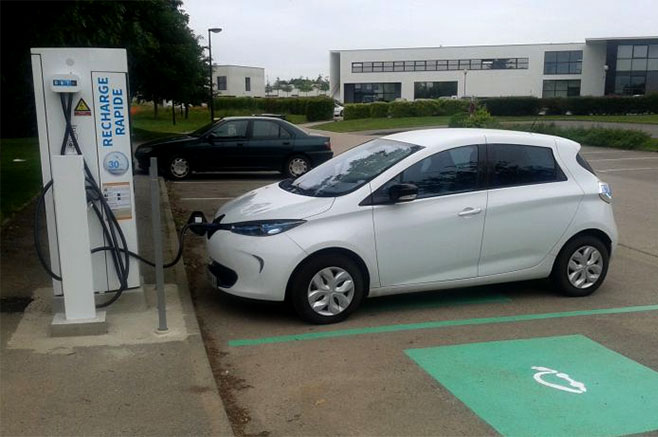 Une Renault Zoé en charge sur une borne du Morbihan