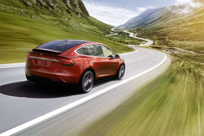 Tesla Model X sur la route