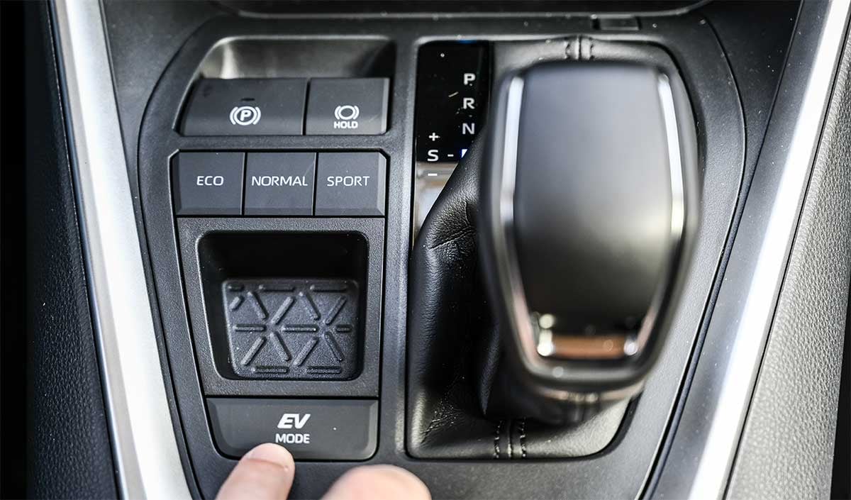drive-mod-toyota-rav-4 Outre les modes Eco, Normal et Sport, le conducteur pourra forcer le mode électrique grâce au bouton "EV"