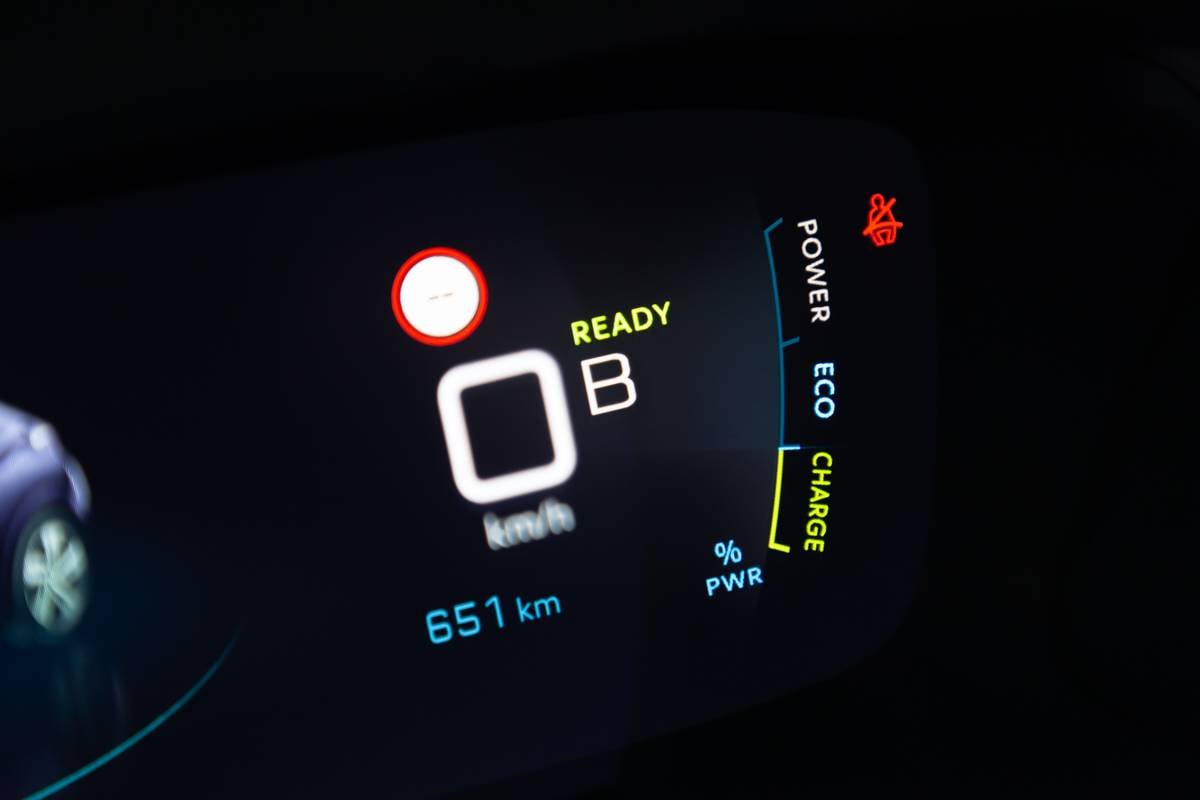 essai-peugeot-e-208-part-two0009 Sur le côté droit de l'instrumentation numérique, un économètre permet de voir si l'on est en consommation ou en récupération d'énergie.