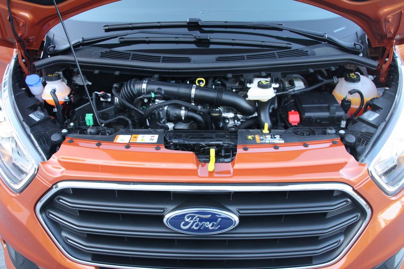 essai-transit-tourneo-phev-0018 Sous le capot, le Transit PHEV est littéralement plein comme un oeuf