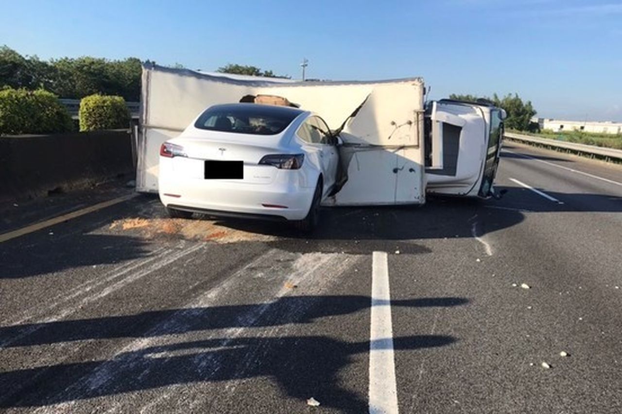 Tesla Model 3 AUtopilot Accident Taiwan