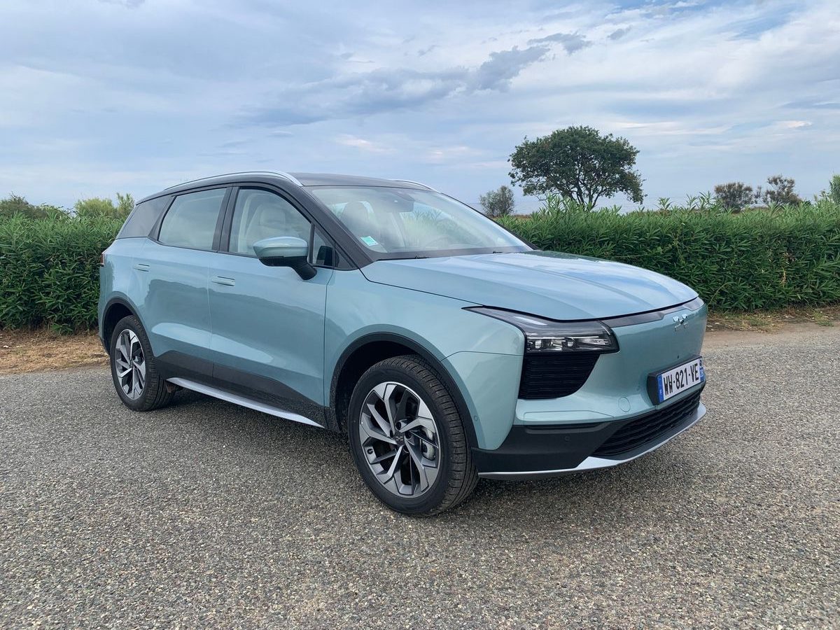 Essai de l'Aiways U5, SUV électrique de couleur bleu