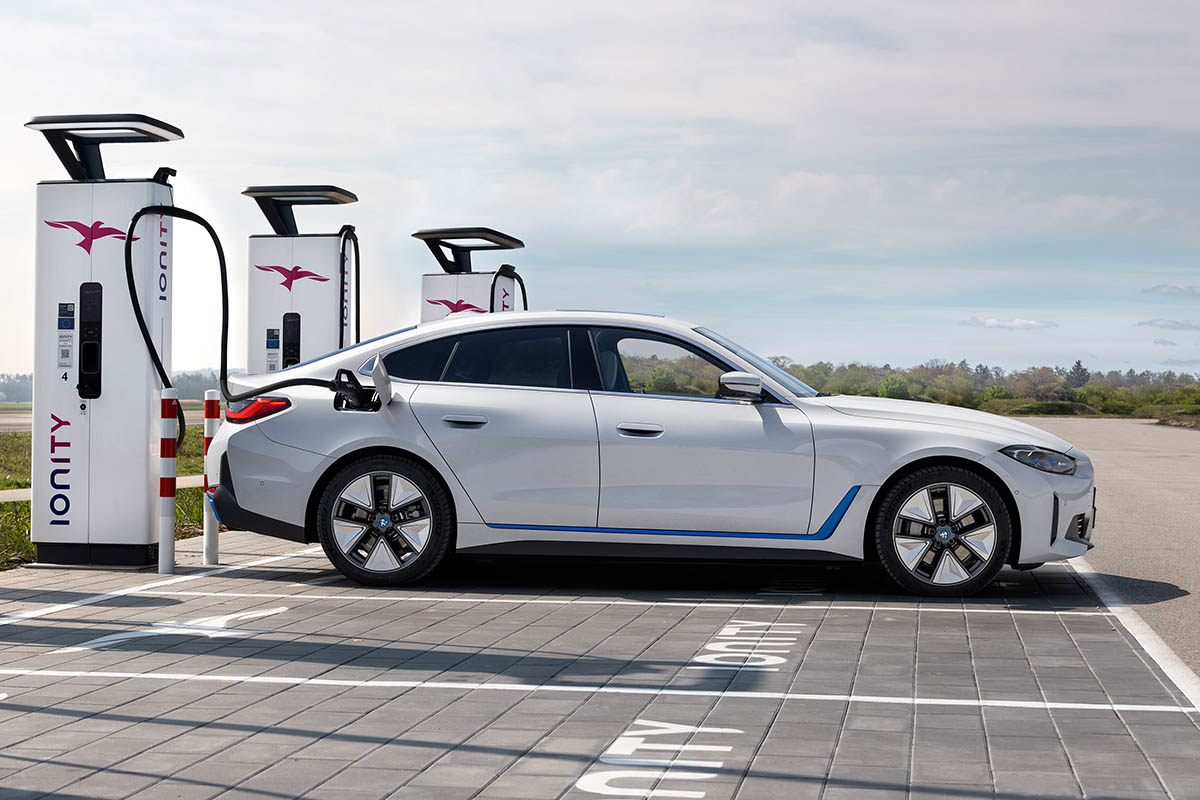 BMW-i4-Tesla-Model-3-05