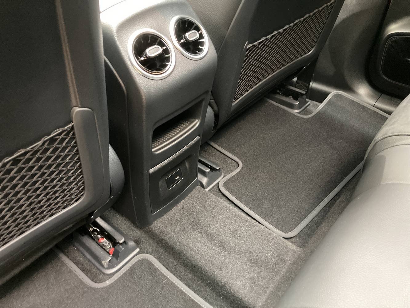 mercedes-eqa-350-4matic-0012