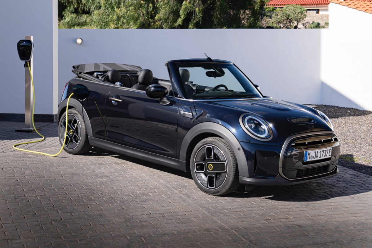 Mini Cooper SE Convertible (2023)