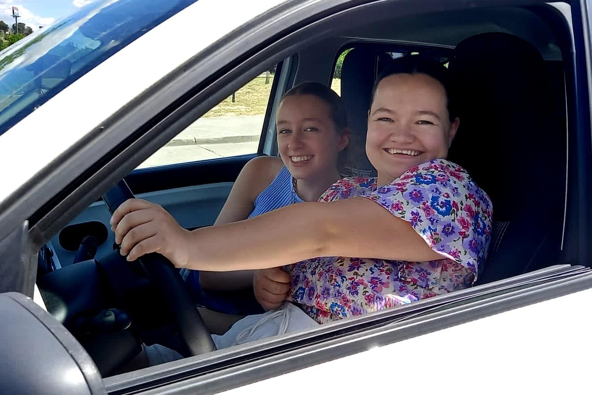 Maï conduisant sa Renault Twingo