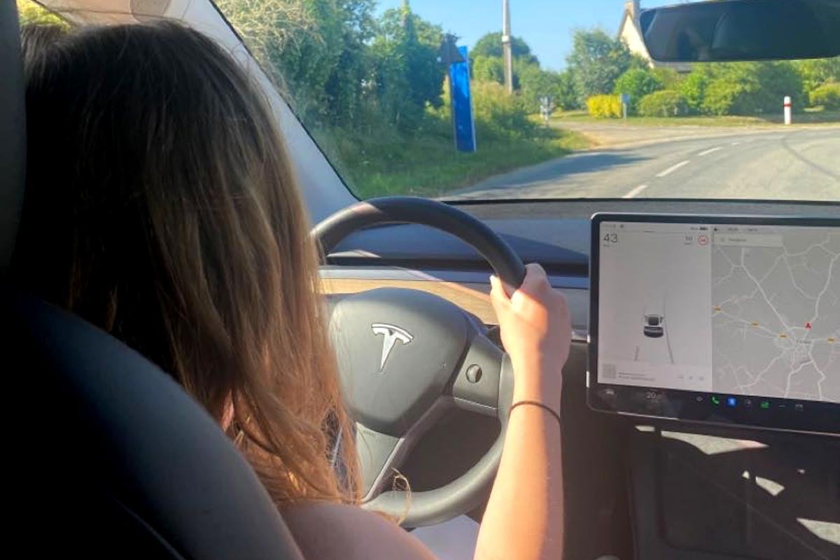 Nolwenn conduisant le Tesla Model Y