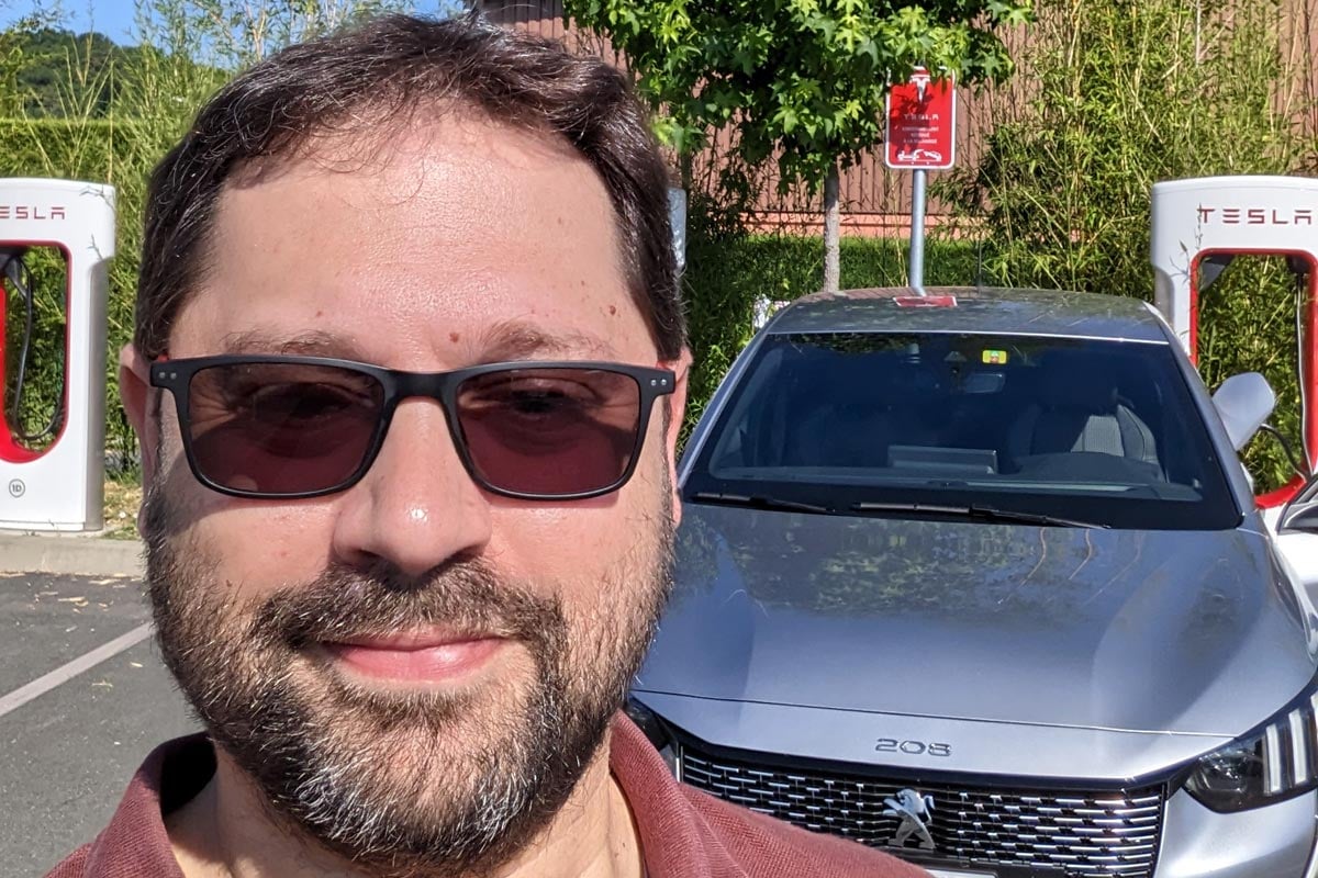 Notre lecteur Nicolas avec sa Peugeot e-208